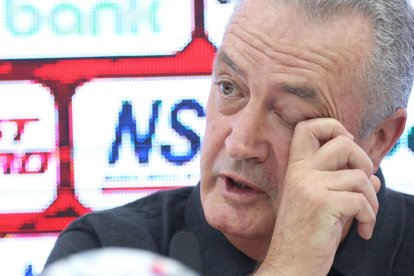 El seleccionador de Paraguay, Gustavo Alfaro, reacciona durante una conferencia de prensa.