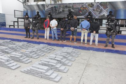 Los detenidos durante operativo en Los Ceibos, norte de Guayaquil.