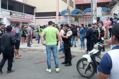 El ataque ocurrió a pocos metros del plantel, generando conmoción entre alumnos y docentes.