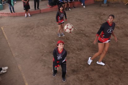 En la escuela ´Los Petizos´ las mujeres entrenan ecuavóley a la par de los varones.