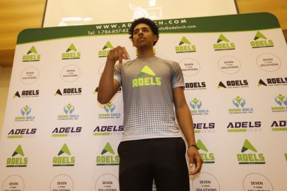 Reggie Luis Jr juega en la posición de escolta o alero en los Boston Celtics.