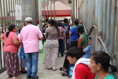Pacientes deben hacer fila para pasar el primero de los filtros, controlado por miembros de las Fuerzas Armadas.