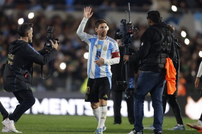 Lionel Messi de Argentina reacciona en un partido por las eliminatorias a la Copa Mundial 2026 ante Venezuela en el estadio Monumental en Buenos Aires (Argentina).