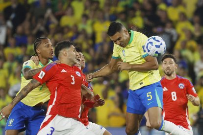 Casemiro (d) de Brasil disputa el balón con Guillermo Maripán (i) de Chile, en un partido por las eliminatorias a la Copa Mundial 2026 .
