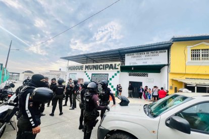 Agentes de Criminalística levantaron el cuerpo de Jandry y lo trasladaron al centro forense de Ventanas.