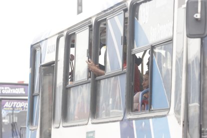 Curiosos registraban la macabra escena con sus celulares.