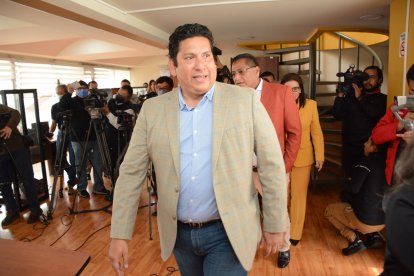 Richard Gómez se pronunció desde los Estados Unidos, donde según él estaría con un mal de salud.