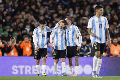 . BUENOS AIRES (ARGENTINA), 04/09/2025.- Lionel Messi (c) de Argentina celebra un gol con Rodrigo De Paul (d) y Thiago Almada (i) ante Bolivia este jueves, en un partido por las eliminatorias a la Copa Mundial 2026 entre Argentina y Venezuela en el estadio Monumental en Buenos Aires (Argentina). EFE/ Juan Ignacio Roncoroni