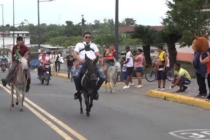 En medio de las risas y reclamos, hicieron un espectáculo con los animales.