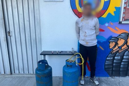 El extranjero, de 30 años, no quiso salir de la casa y tuvieron que usar agua bajo presión para neutralizarlo.