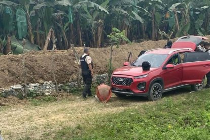 La policía incautó una pistola, un arma aparentemente de plástico, una moto y el auto en que habrían andado los sospechosos.