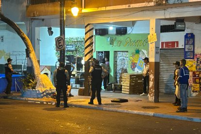 El fallecido quedó sobre la vereda, tapado con una sábana.