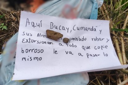 El hecho se registró el 5 de septiembre de 2025. Los panfletos son analizados por investigadores.