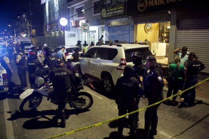 Dentro de este local de venta de ropa fue acribillado a tiros Xavier Marcillo.