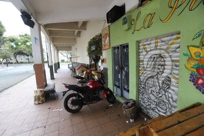 Jonathan Liriano quedó en la calzada, cerca de imágenes y una gruta de la Santa Muerte.