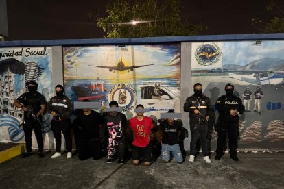 Acusados de extorsiones en puerto de Guayaquil, en imagen compartida por John Reimberg.