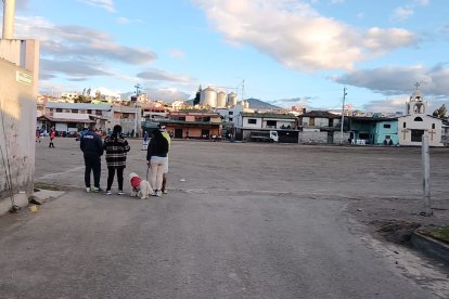vecinos de Terremoto en la escena de los disparos en el sur de Ambato, donde un hombre y una mujer resultaron heridos.