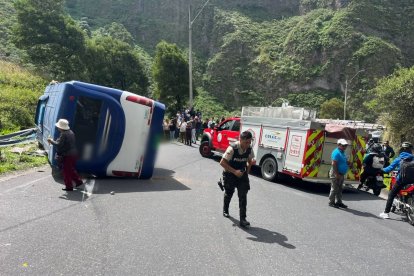 Familiares lloraron al reencontrarse con sus seres queridos, mientras denunciaban robos en el accidente.en el sector de Las Juntas en Baños.