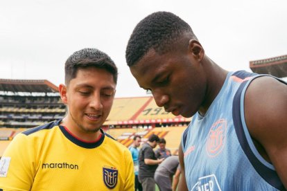 Moisés Caicedo y un hincha en la previa del Ecuador vs Argentina.