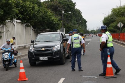 Agentes de la ATM trabajan en la Avenida Barcelona para desviar a vehículos.