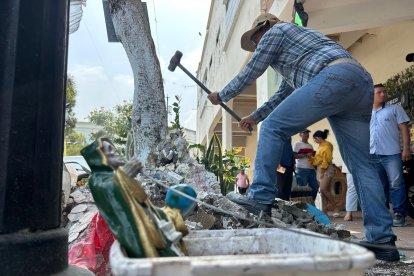 El altar de la Santa Muerte estaba ubicado en el exterior de una barbería en Guayaquil.