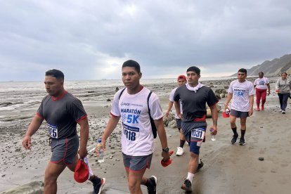 La “Caminata por la Paz” tuvo un recorrido de 23 kilómetros desde el malecón de Las Palmas hasta la playa de Tonsupa.