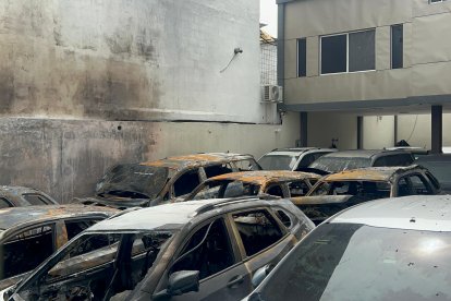 El incendio consumió al menos 10 vehículos en el patio.