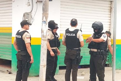 La policía en el lugar donde el ciudadano estaba comprando medicinas cuando fue sorprendido por los sicarios