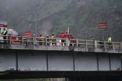 Equipos de rescate aún buscan el cuerpo de la mujer.