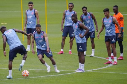 Los jugadores de la selección ecuatoriana de fútbol en uno de los últimos entrenamientos en la cancha del estadio Monumental, sede del partido de hoy ante Argentina en el cierre de Eliminatorias