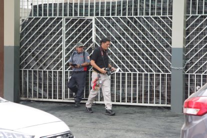 Personal de Bomberos llegó luego de unas horas a investigar las causas del incendio.