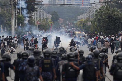 Al menos 19 muertos tras jornada violenta en Nepal.