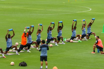 Jugadores de la selección de Ecuador participan en un entrenamiento este sábado, en el estadio Monumental en Guayaquil.