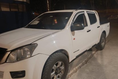 Esta es la camioneta blanca 4x4 en la que se habría cometido el crimen de José Luis Ceicedo, ex presidente del GAD de Chinca.