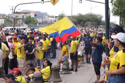 Hinchas de Ecuador en la Av. Barcelona rumbo al estadio Monumental.