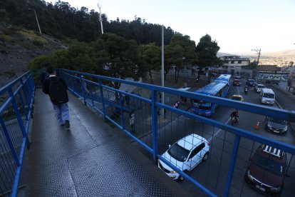 El regreso a clases obliga a ciertos niños a sortear el caos vehicular desde temprano. En este caso, el pequeño pudo acceder a un puente peatonal.