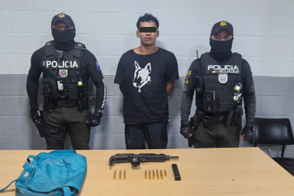 El arma fue hallada dentro de un bolso. Allí también portaba municiones.