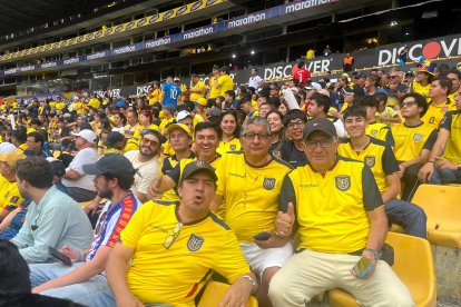 Hinchas de Ecuador que llegaron de La Troncal en el estadio Monumental para el Ecuador vs Argentina.
