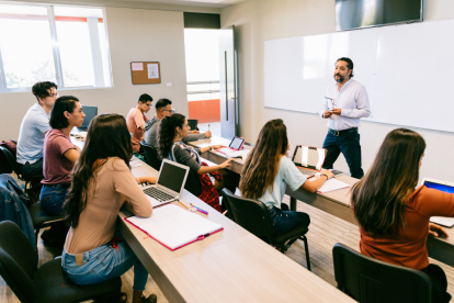 Senescyt abre convocatoria 2025 para 1.000 becas de maestría.