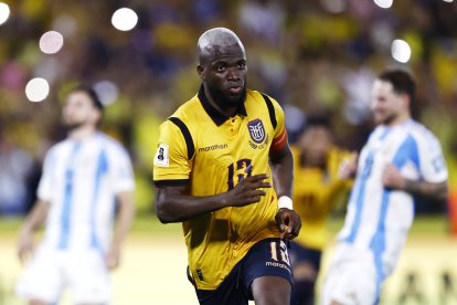 Enner Valencia de Ecuador celebra un gol ante partido por las eliminatorias a la Copa Mundial 2026.