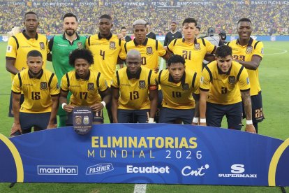 Jugadores de Ecuador forman antes del partido por las eliminatorias a la Copa Mundial 2026 ante Argentina.