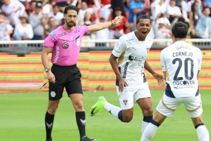 El árbitro Robert Cabrera (i) no ha estado exento a la polémica en partidos de LigaPro 2025.