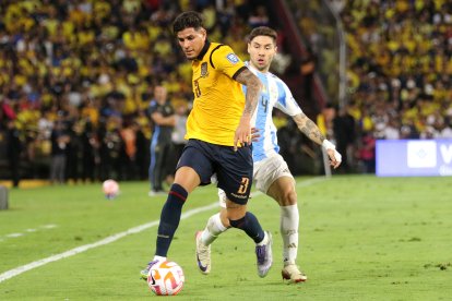 Piero Hincapié (i) de Ecuador disputa el balón con Gonzalo Montiel de Argentina.