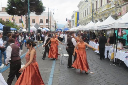Se desarrolla la Feria Ecuador dónde cientos de emprendimientos de diversas áreas, así como instituciones rinden homenaje a la Primera Constituyente.