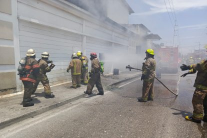 El fuego consumió plásticos almacenados.