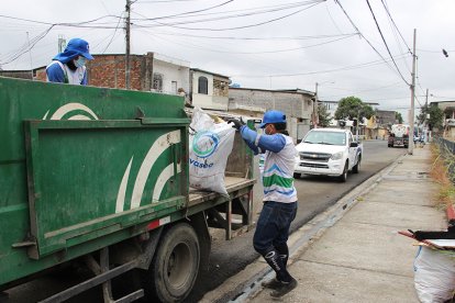Personal municipal participa en la recolección y limpieza diaria de calles en Guayaquil.
