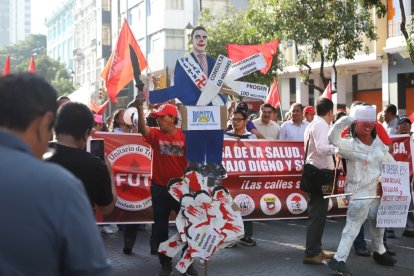 Las pancartas y banderas con mensajes de protesta contra el Gobierno.