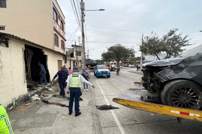 Vehículo se estrelló contra inmueble en el norte de Guayaquil.
