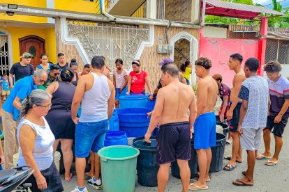 Ciudadanos esperan abastecerse con agua potable a través de uno de los tanqueros que recorren la ciudad y de otros cantones afectados.