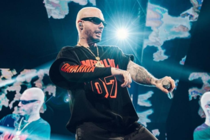 J Balvin en el escenario durante una de sus presentaciones, en medio de especulaciones sobre su reencuentro con Bad Bunny.